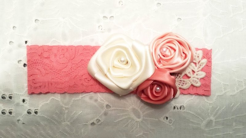 Handmade Elastic Headband with white and pink ribbon roses - ผ้ากันเปื้อน - วัสดุอื่นๆ สึชมพู