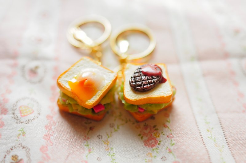 Sweet Dream-Fresh Vegetable Ham Toast (Steak vs Poached Egg) / Magnet / Key Ring / Bag Ornament - ที่ห้อยกุญแจ - วัสดุอื่นๆ สีทอง