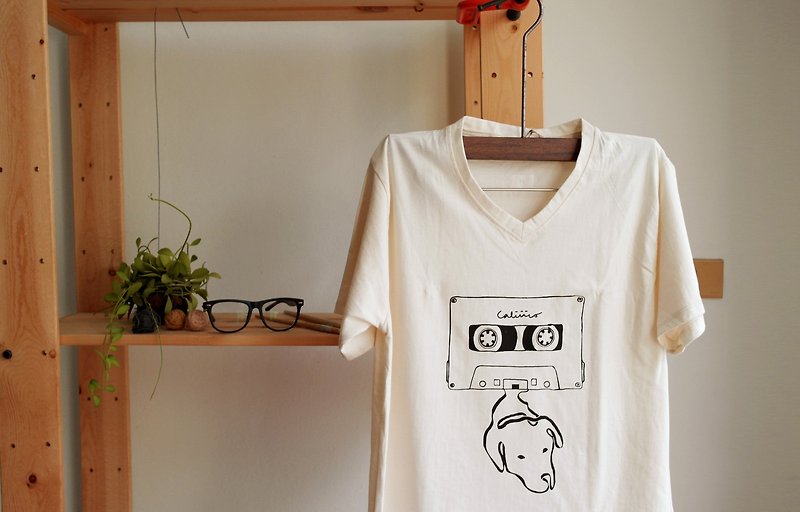 T shirt V neck hand print Labrador dog Song - Women's T-Shirts - Cotton & Hemp White