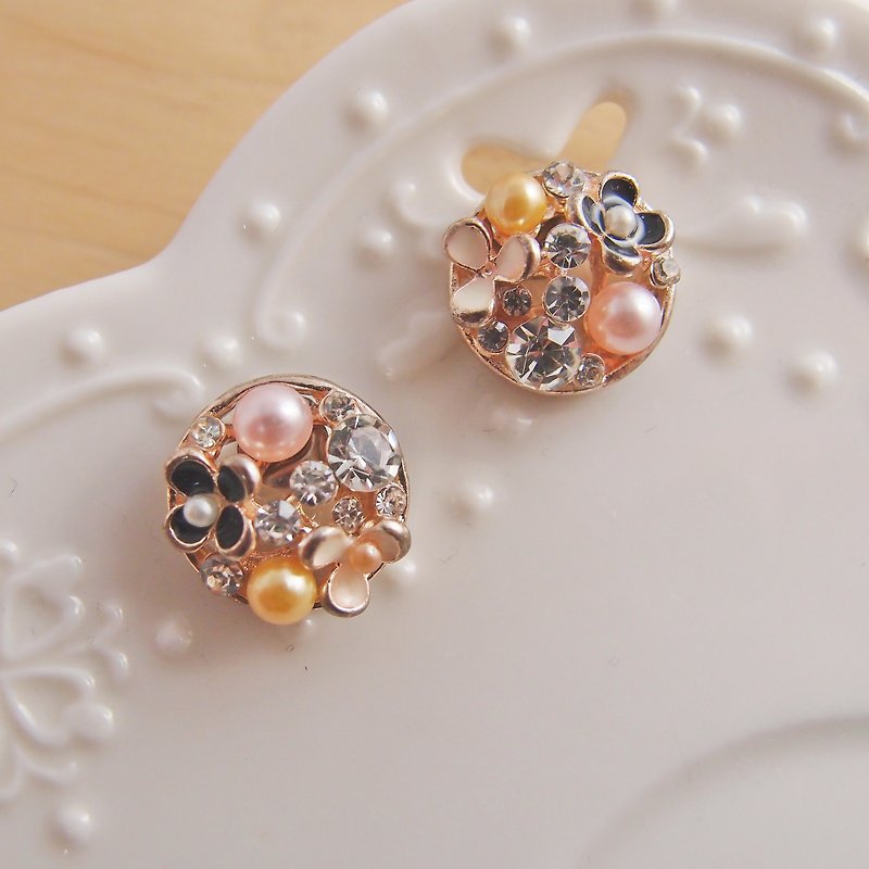 Garden Games [CR0164] pearl diamond flower stainless steel Ear - ต่างหู - โลหะ สึชมพู
