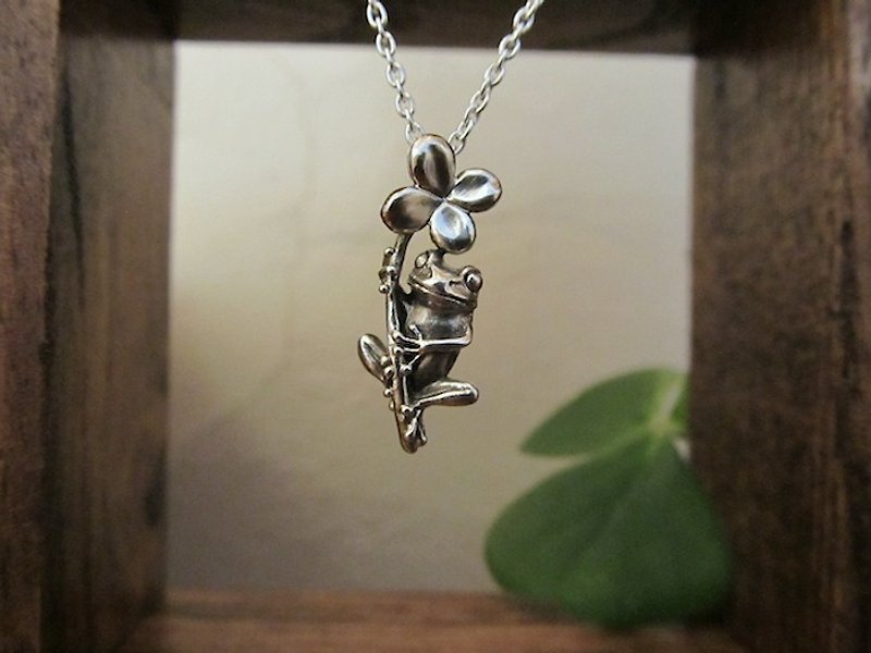 Frog pendant to hold on to flower - Necklaces - Other Metals 