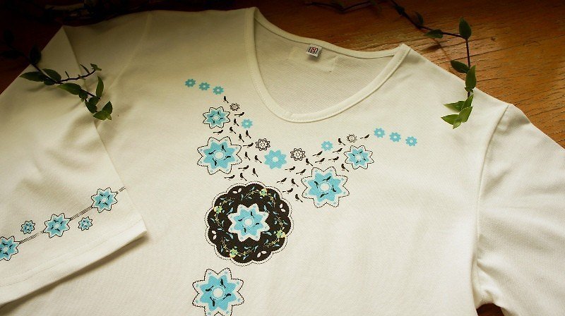 Organic cotton female version 7-point sleeve bird and flower country - Women's T-Shirts - Cotton & Hemp White