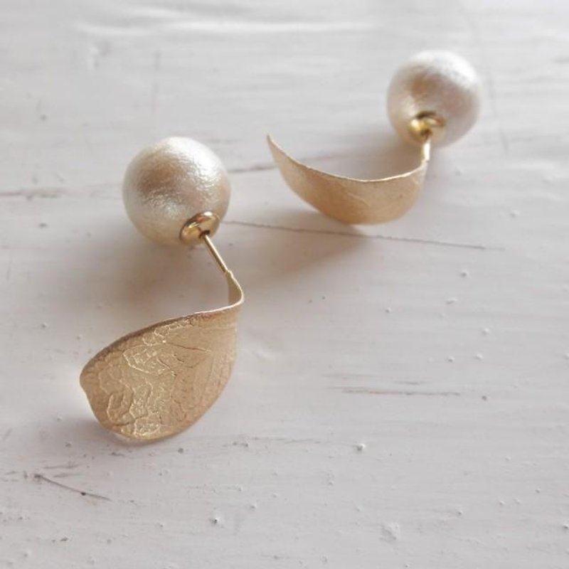 10mm ball leaf and cotton pearl earrings