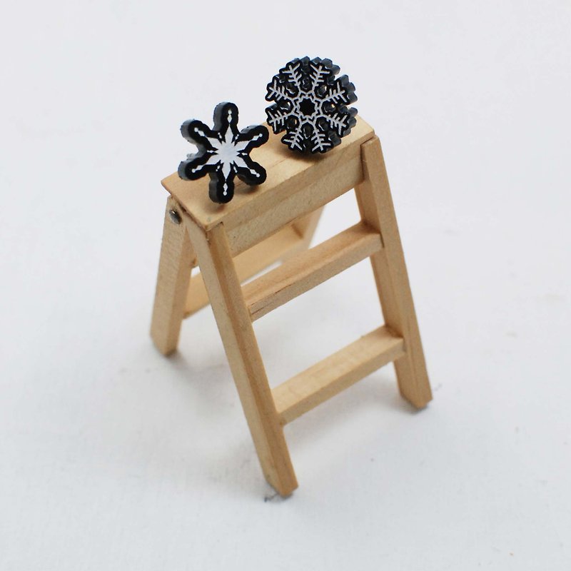 Snowflakes flying/anti-allergic steel needle/changeable clip type - Earrings & Clip-ons - Acrylic White