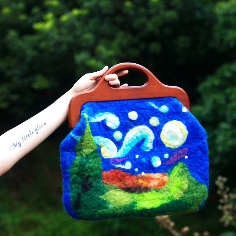 DeSterrennacht Vincent Van ancient sky Starry Night wool felt handmade embroidery handbag - กระเป๋าถือ - ขนแกะ สีน้ำเงิน