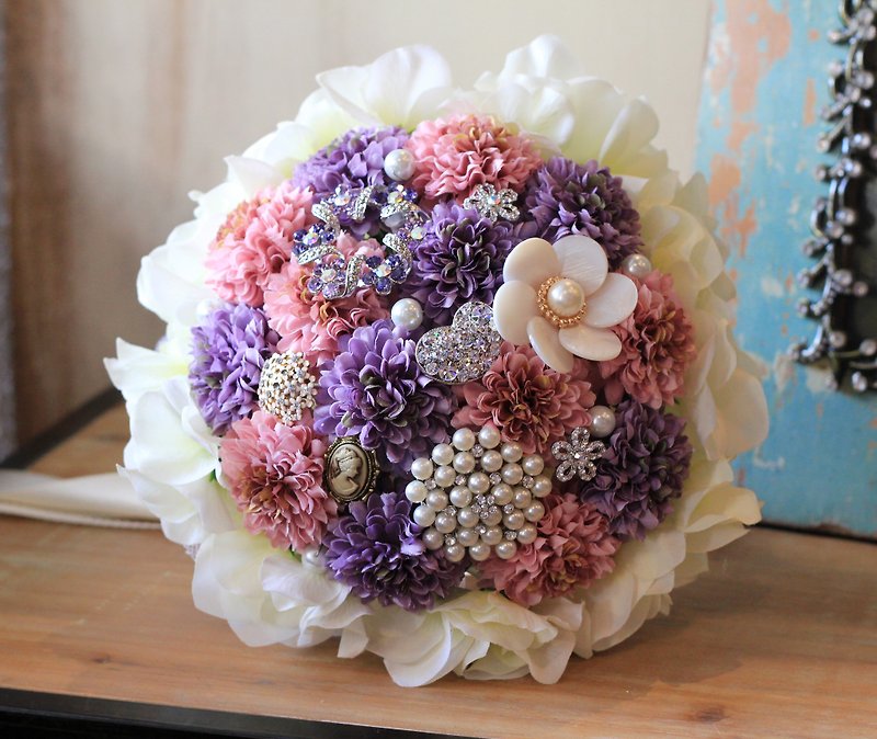 Jewelry Bouquet【Classic Lace Ball Chrysanthemum】Purple - ตกแต่งต้นไม้ - วัสดุอื่นๆ สีม่วง