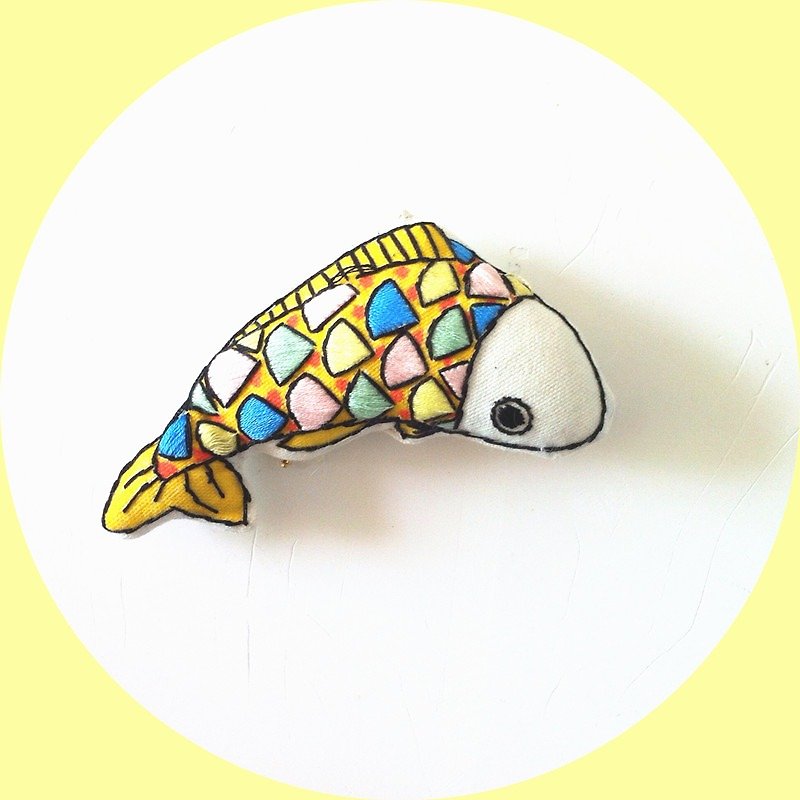 Big fish every year more than embroidery brooch - เข็มกลัด - งานปัก สีเหลือง