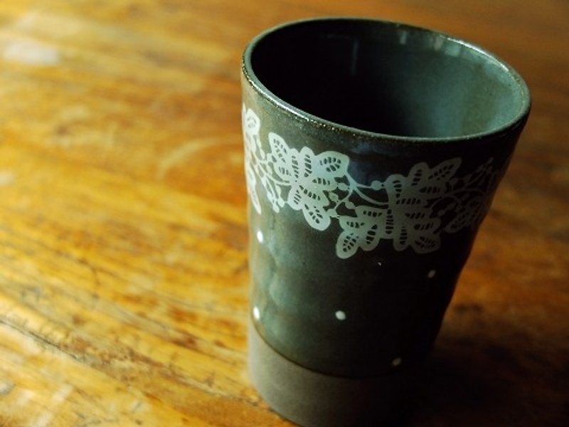 Japan IZAWA Lirica butterfly lace and dot decoration beer mug/high cup coffee black extension spoon - Pottery & Ceramics - Other Materials Black