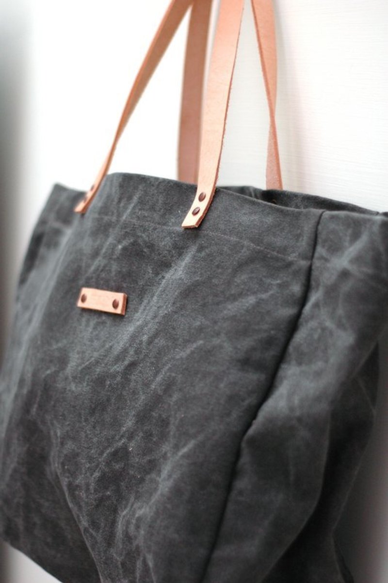 manta大包 [深灰厚帆布]: 牛皮背帶 - Messenger Bags & Sling Bags - Other Materials Khaki