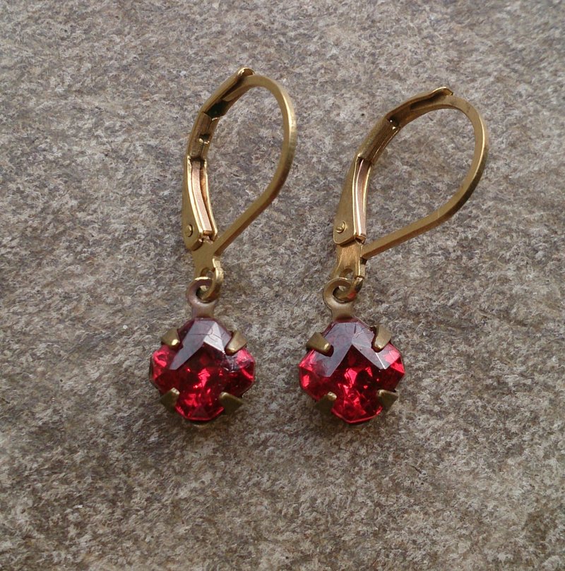 簡約深紅古董玻璃耳環 - Earrings & Clip-ons - Gemstone Red