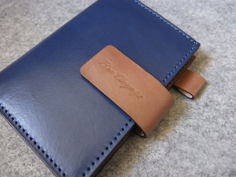 YOURS 真皮磁釦式護照皮套升級版。藍色皮革+原木皮革 - 護照套 - 真皮 