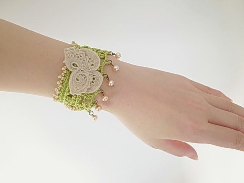 手工蕾絲飾品(愛爾蘭蕾絲手環---蝴蝶) - 手鍊/手鐲 - 棉．麻 多色