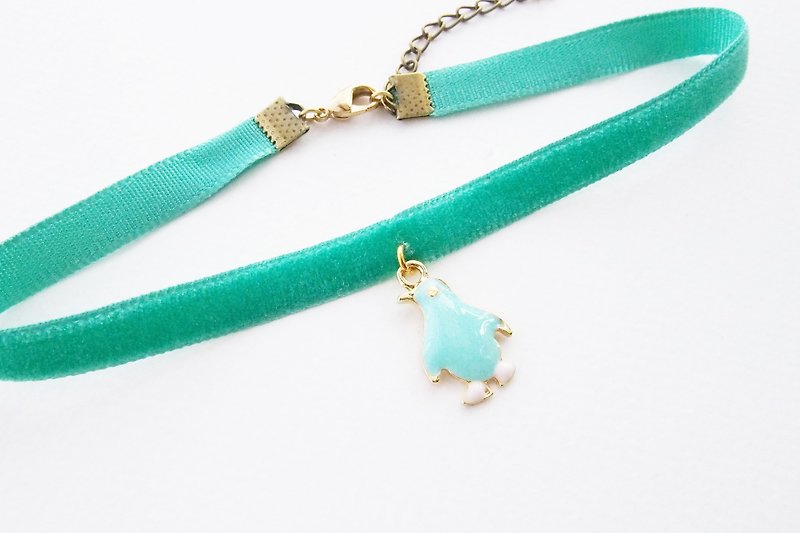 Mint velvet choker/necklace with penguin charm - สร้อยคอ - วัสดุอื่นๆ สีเขียว