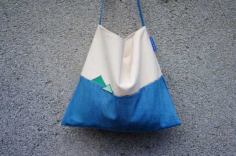 If your heart there is a sea - hatchback with large shoulder bag - กระเป๋าแมสเซนเจอร์ - งานปัก สีน้ำเงิน