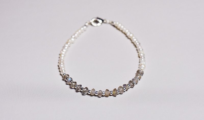 【Ruosang】|Dream|Moon Dream. Natural mini pearls. Indian cut labradorite. S925 Silver. Thin bracelet - สร้อยข้อมือ - เครื่องเพชรพลอย สีเทา