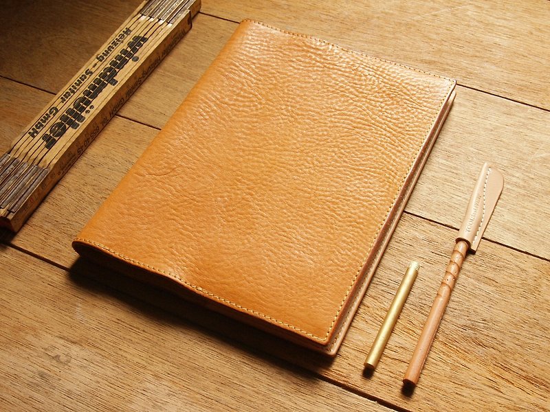 Leather Book Sleeve A5 ( Custom Name ) - Classic Tan - ปกหนังสือ - หนังแท้ สีส้ม
