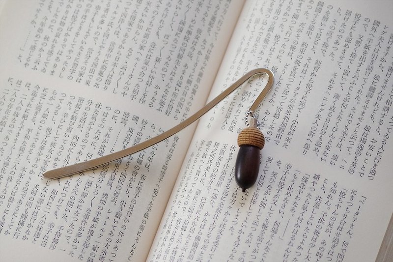 The bookmark with wooden acorn - one of a kind 002 - ที่คั่นหนังสือ - ไม้ สีดำ