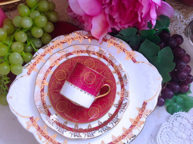 ♥ ♥ Annie crazy Antiquities British Royal Queen bone china antique Wedgwood 1902 Nian red flower cup coffee cup set two New Year gifts worth collecting ~ - Teapots & Teacups - Porcelain Red