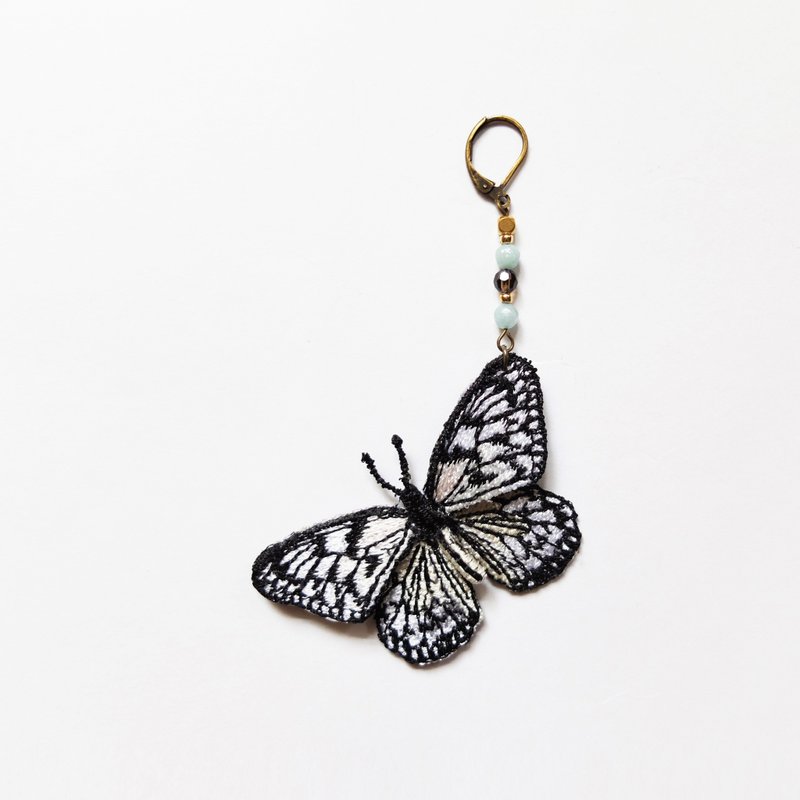 刺繡 小蝴蝶耳環 / 大白斑蝶 Paper Kite Butterfly - 耳環/耳夾/耳骨夾 - 繡線 黑色