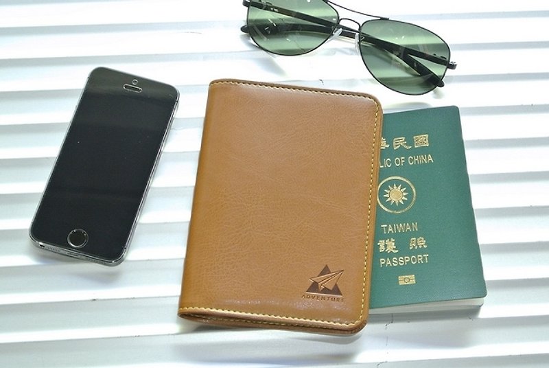 Dimengqi Adventure Passport Case-Light Brown - ที่เก็บพาสปอร์ต - หนังแท้ สีทอง