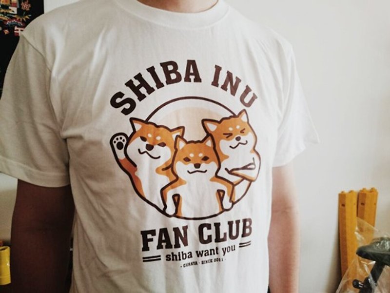 Kuraya shiba inu club T-shirt white - เสื้อฮู้ด - ผ้าฝ้าย/ผ้าลินิน ขาว