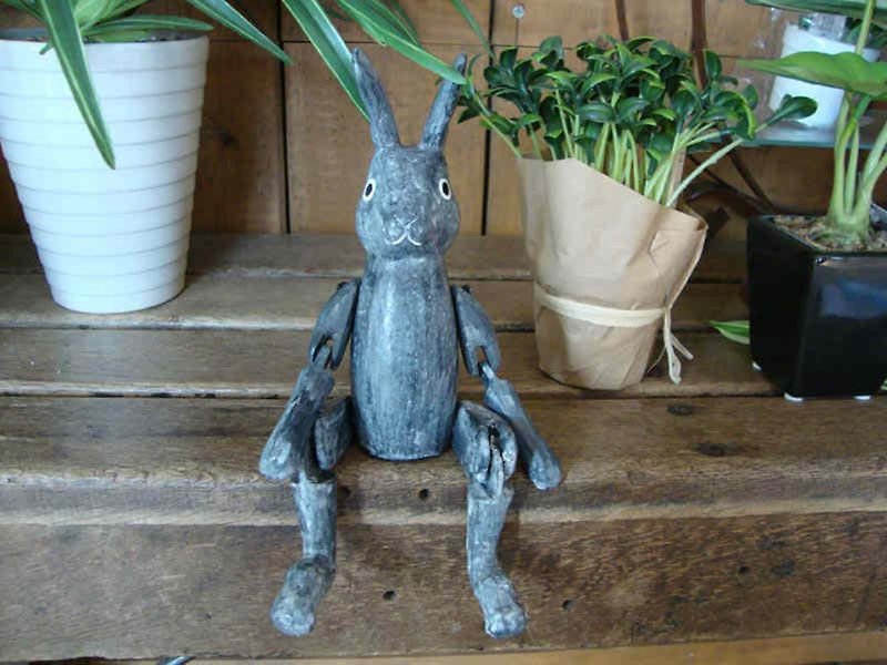 Hand-carved joints imported from Japan, movable home decoration cute bunny (black-large) - ของวางตกแต่ง - ไม้ สีดำ
