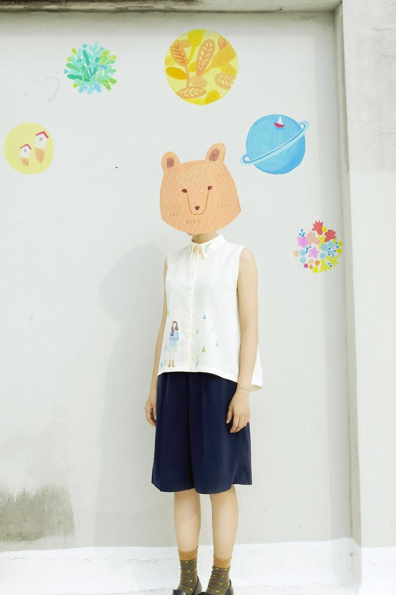 Handmade Design-Off-White Picture Book Printed Sleeveless Shirt-No Meat Bear and Blue Planet Girl - Women's Shirts - Other Man-Made Fibers Yellow