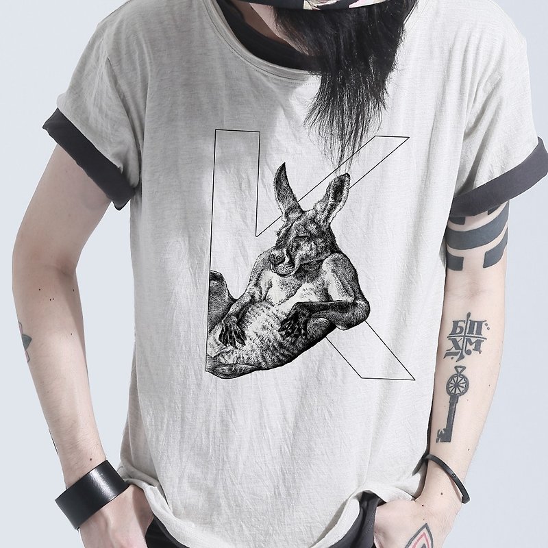 Kangaroo 袋鼠 手繪字母T - T 恤 - 棉．麻 白色