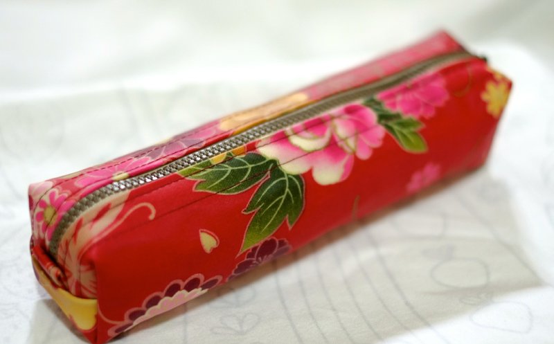 Moya 答答縫紉機系列 純手作大紅花布筆袋 - Pencil Cases - Other Materials Red