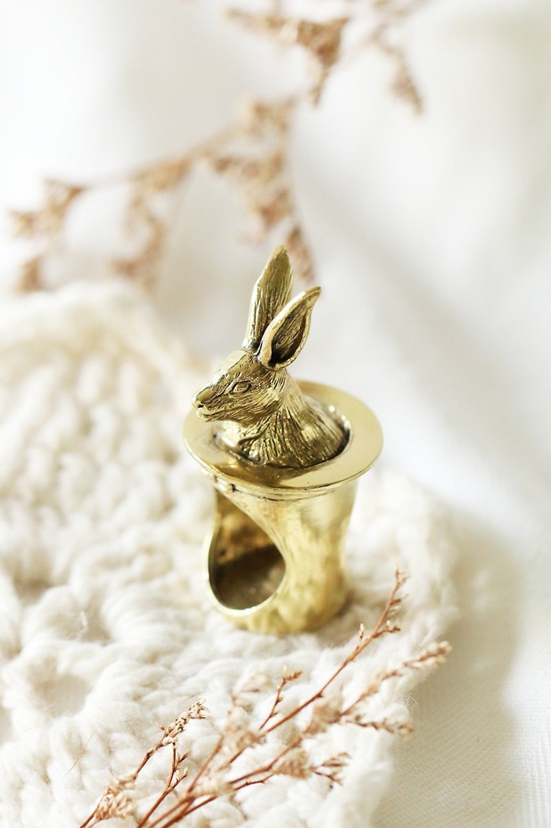 Rabbit in the hat ring by linen. - 戒指 - 其他金屬 
