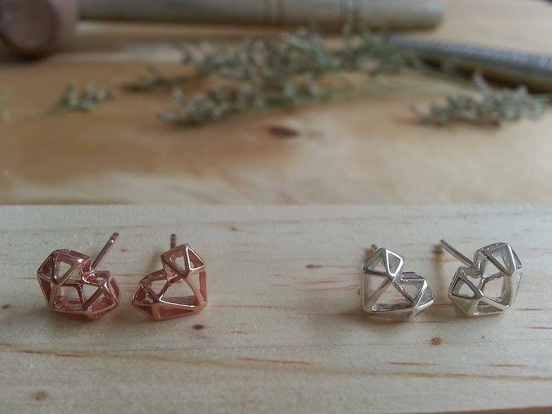 Heart earrings made of Silver - 耳環/耳夾 - 其他金屬 灰色