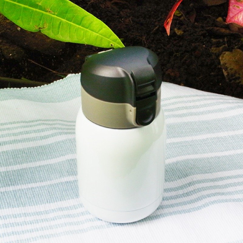 Handy Bottle Light Vacuum Thermos 180ml - Black (Japanese Design) - Pitchers - Other Metals Multicolor