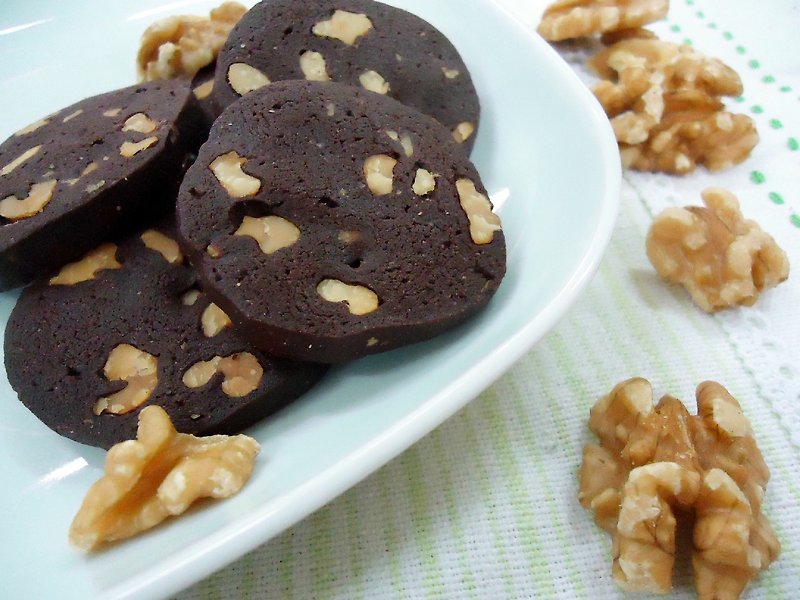 Handmade chocolate walnut cookies (a pack of 12 in) - คุกกี้ - อาหารสด สีนำ้ตาล
