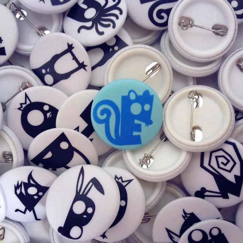 JokerMan-Colorful Cute Animals/English Letter Small Badge-No.05 Stabbing Squirrel - Badges & Pins - Plastic Blue