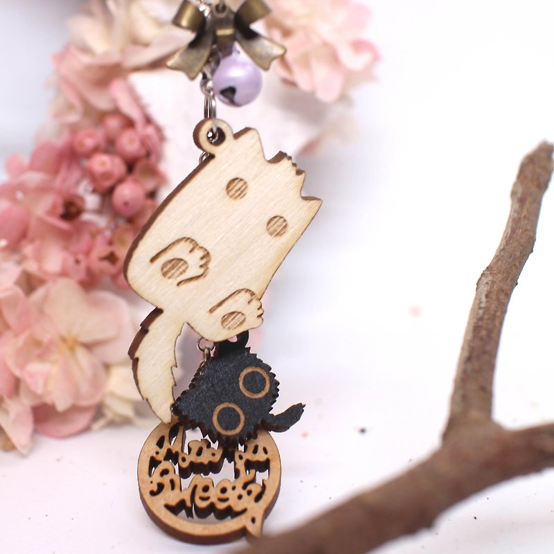 MuMu Sweety / White Monster Cat and Fur Ball / Key Ring / Mobile Phone Strap - Keychains - Wood White