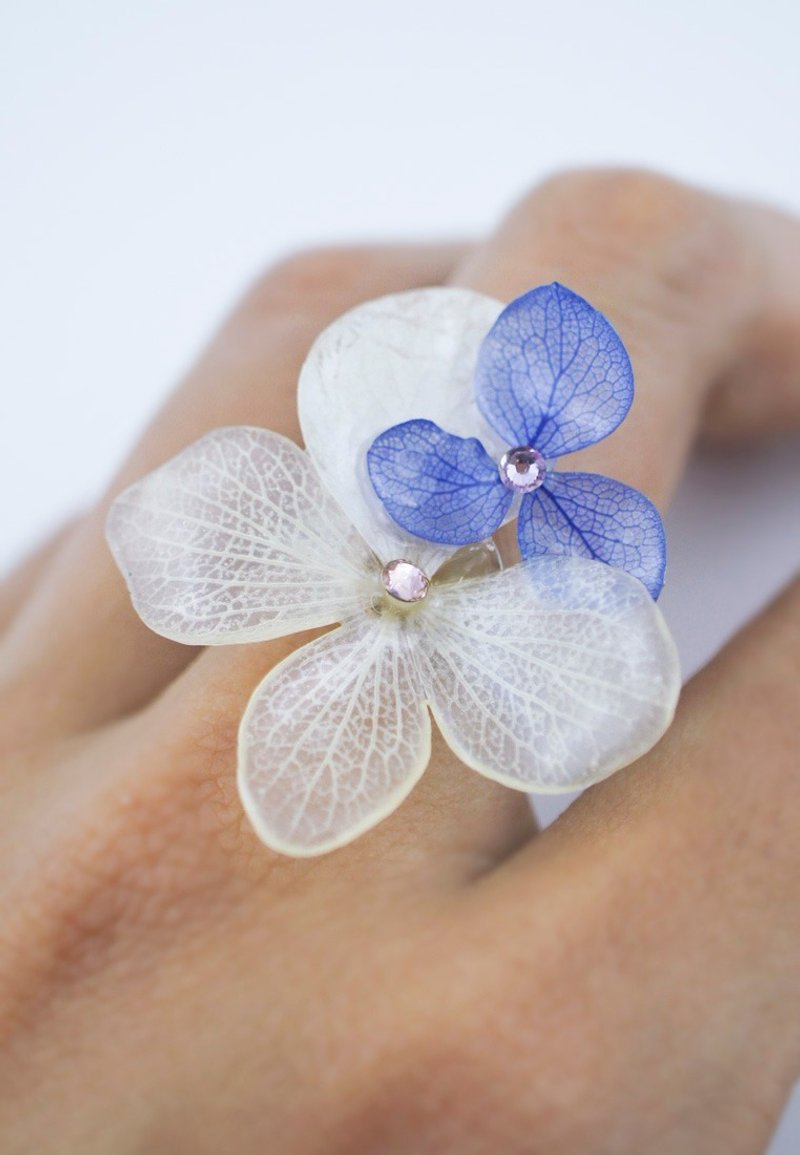 花園狂想曲 – 白色及藍色繡球花花材綴 Swarovski 水晶戒指 - 戒指 - 寶石 白色