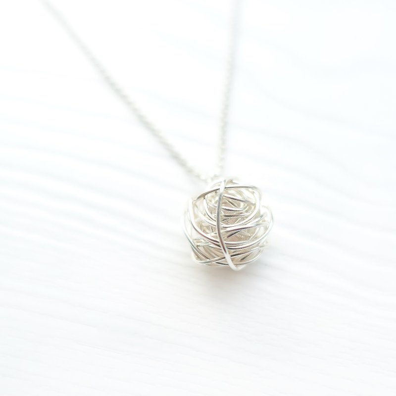 NO WORRIES- Twisting Silver Ball Crystals Necklace - สร้อยคอ - วัสดุอื่นๆ ขาว