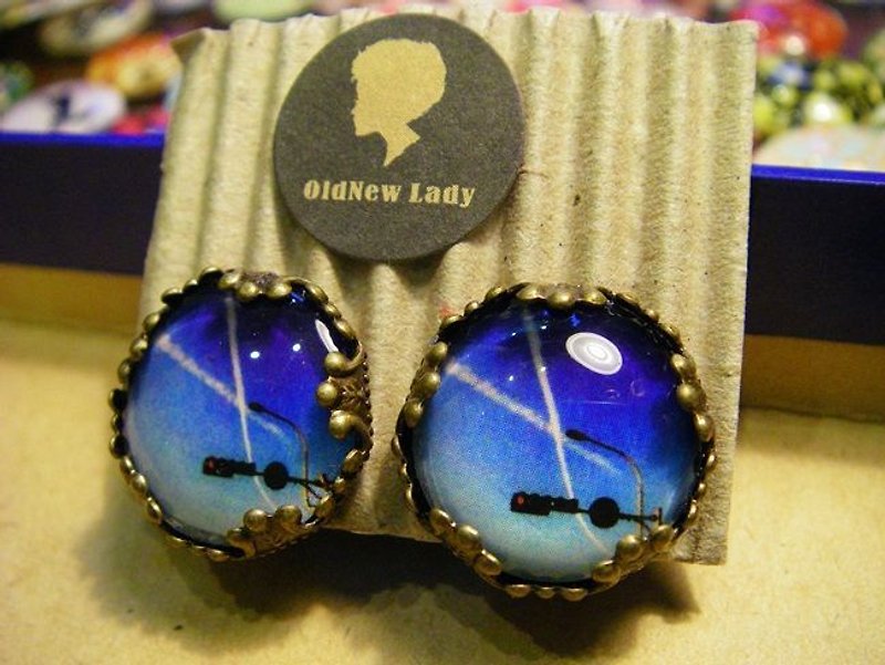 OldNew Lady- bronze round earrings - airplane cloud models [Photography]