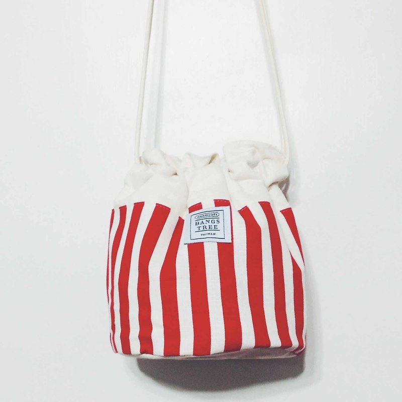 ::瀏海樹:: 夏季出遊水桶包_爆米花紅條紋 - 側背包/斜背包 - 其他材質 紅色