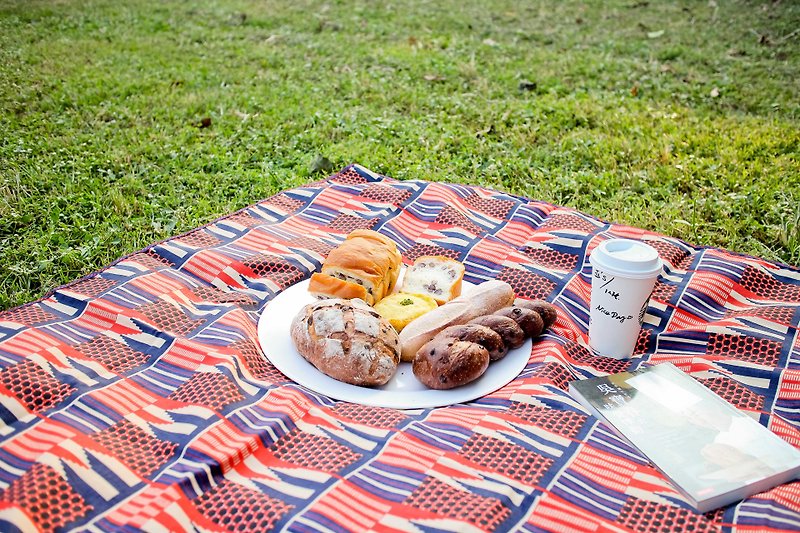 Traveler &amp; Picnic // Portable Camping and Picnic Outdoor Blankets - Bees