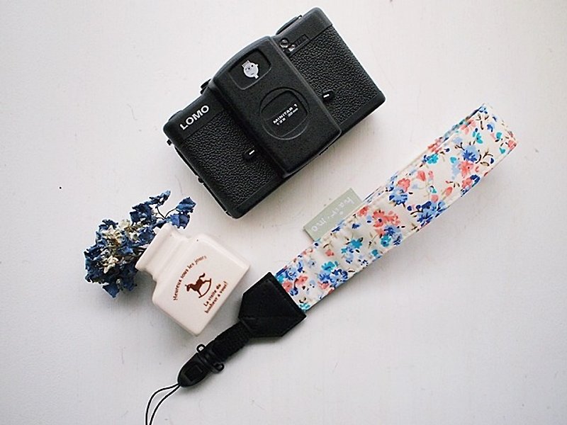 hairmo. Blue floral single wrist camera strap / cell phone strap (single hole 17) - Cameras - Other Materials Blue