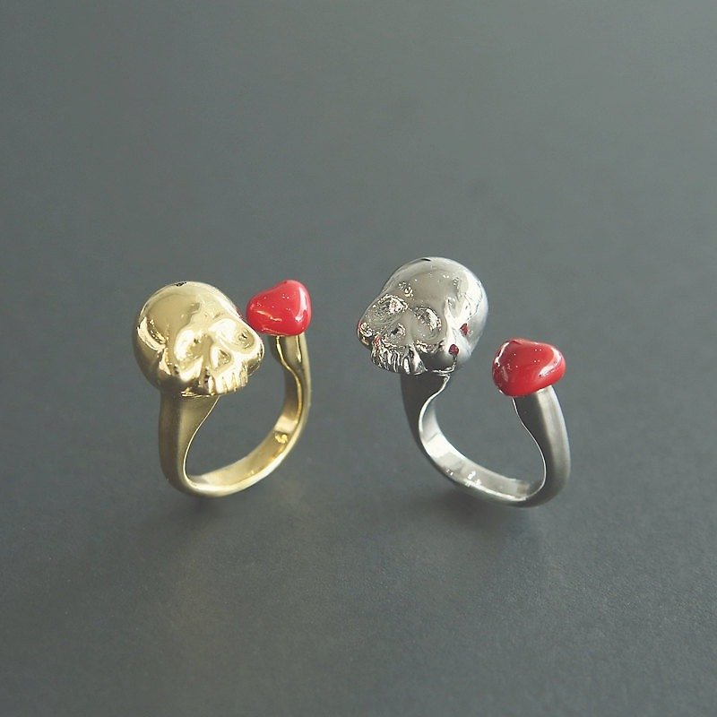 Love and Death Ring with skull and a pretty little red heart - แหวนทั่วไป - โลหะ สีแดง
