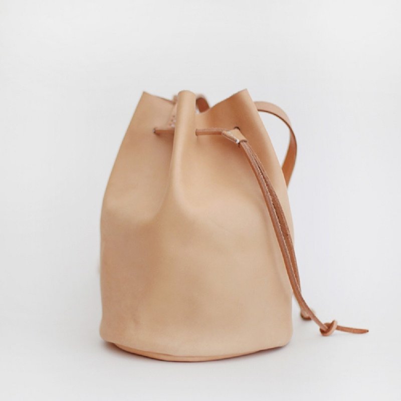 The first layer of vegetable tanned cowhide, handmade leather bag, handmade bucket bag, original color - Messenger Bags & Sling Bags - Genuine Leather White