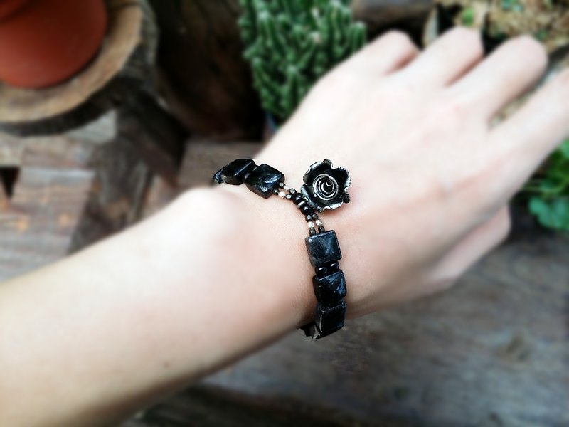 Unique bracelet ◎ [paragraph] * Black crystal ancient silver rose pendant bracelets - สร้อยข้อมือ - วัสดุอื่นๆ 