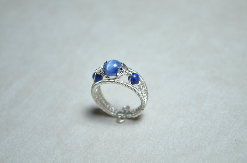 藍晶石設計戒指-金屬線/水晶 - แหวนทั่วไป - เครื่องเพชรพลอย สีน้ำเงิน