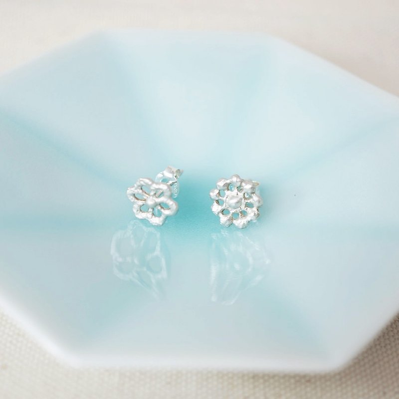 Lace Daisy / Snowflake Sterling Silver Earrings - ต่างหู - เงินแท้ สีเงิน