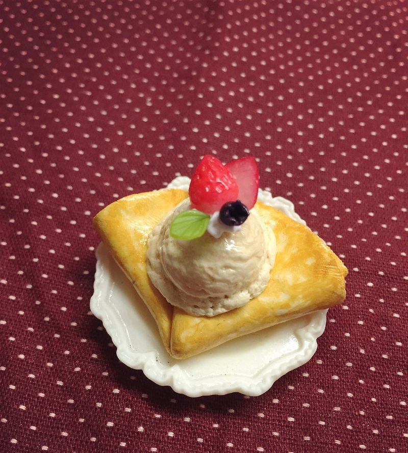 New listing ~~ ~~ mini vanilla ice cream strawberry crepes Junior Charm (can be changed magnet) ((over 600 were sent mysterious little gift)) - Keychains - Other Materials Multicolor