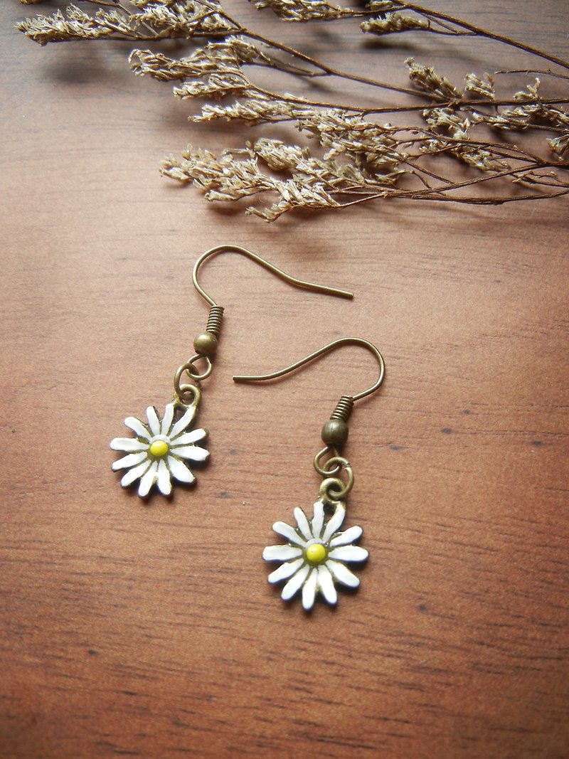 *coucoubird*small daisy earrings - yellow core - Earrings & Clip-ons - Other Metals Multicolor