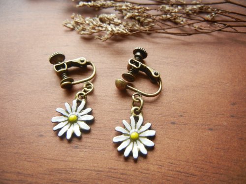 *coucoubird*small daisy earrings - yellow core