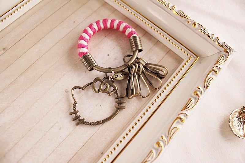 【UNA-優娜手作】鑰匙圈(小)5.3CM 桃紅+粉紅+白+簍空貓咪 手工 編織 腊繩 鐵環 客製化 - 鑰匙圈/鎖匙扣 - 其他金屬 粉紅色